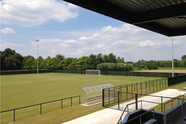 Aanleg sportpark met kunstgras en 2 natuurgras voetbalvelden, atletiekpiste en Finse piste - Sportinfrabouw NV